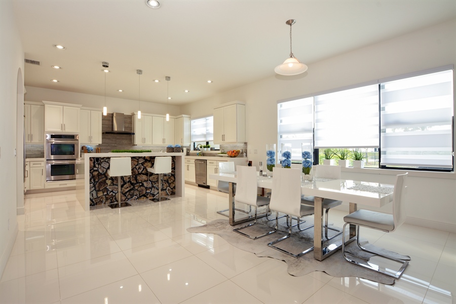 Real Estate Photography - 10192 Sweet Bay Manor, Parkland, FL, 33076 - Kitchen / Breakfast Room