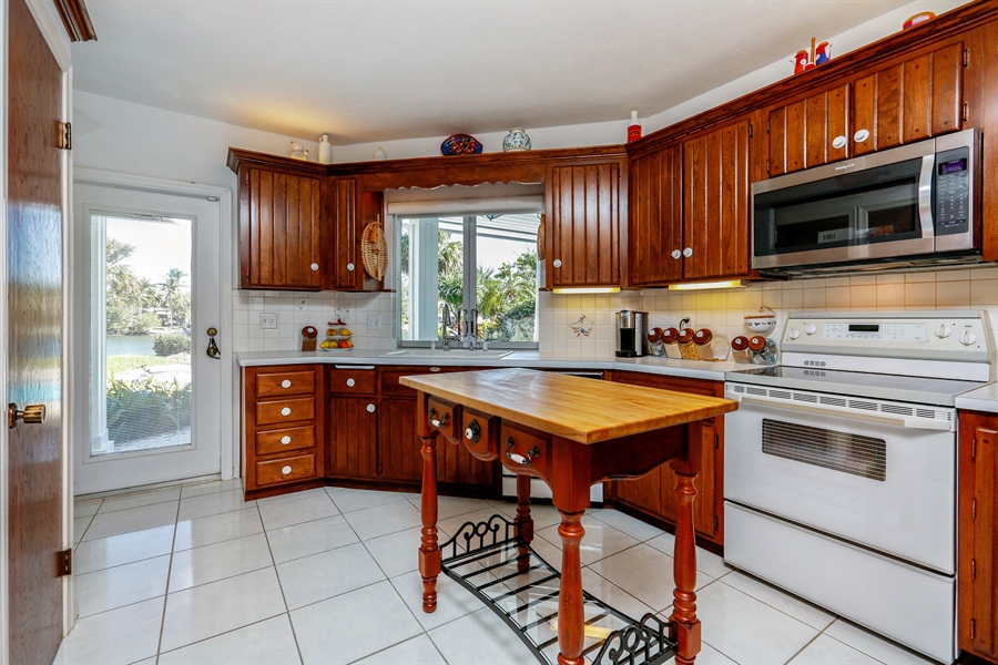Real Estate Photography - 13421 SW 72nd Ave, Pinecrest, FL, 33156 - Kitchen