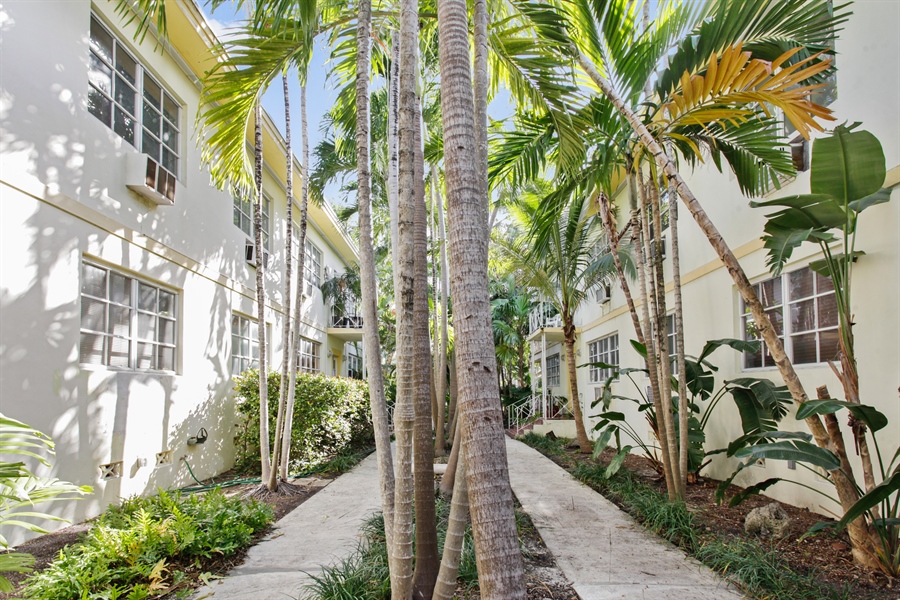 Real Estate Photography - 736 Lenox Ave, B7, Miami Beach, FL, 33139 - Courtyard