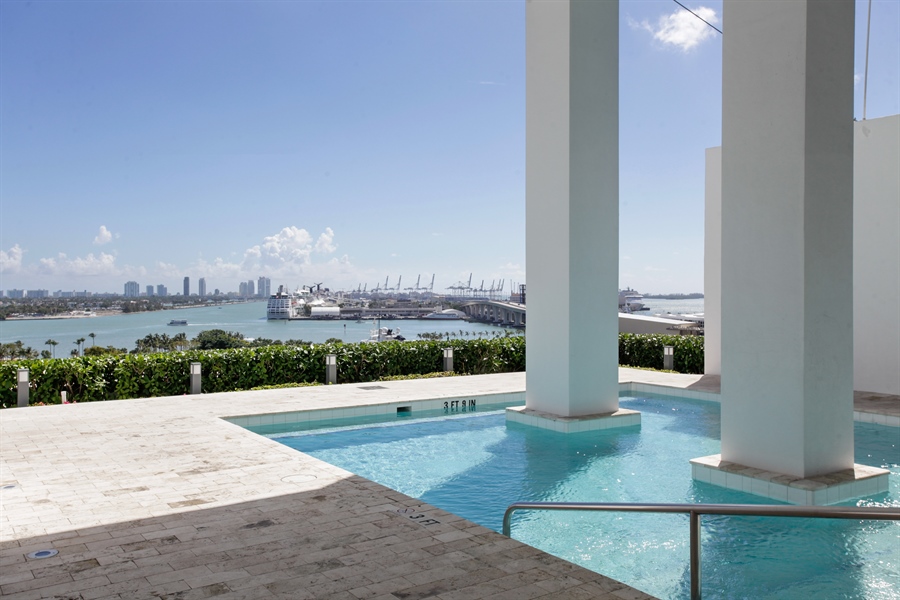 Real Estate Photography - 1040 Biscayne Blvd, 1605, Miami, FL, 33132 - Pool