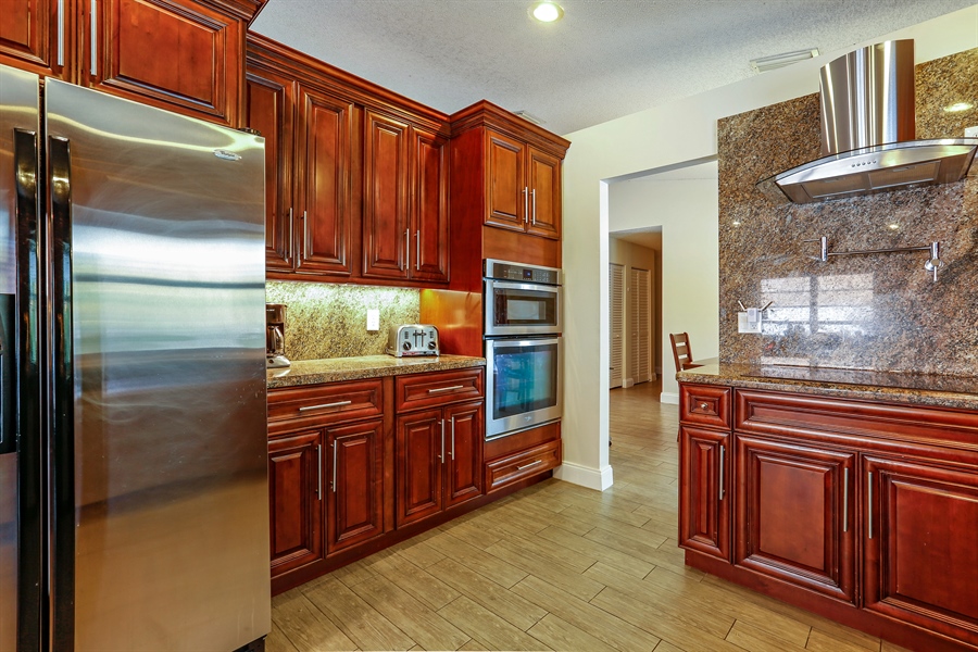 Real Estate Photography - 8920 SW 159th Ter, Palmetto Bay, FL, 33157 - Kitchen