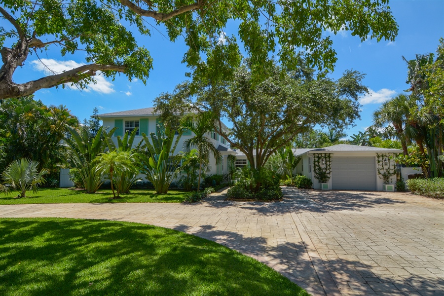 Real Estate Photography - 232 Essex Lane, West Palm Beach, FL, 33405 - Front View