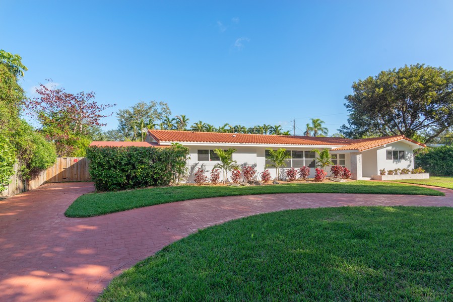 Real Estate Photography - 7281 SW 135th Terrace, Pinecrest, FL, 33156 - Driveway