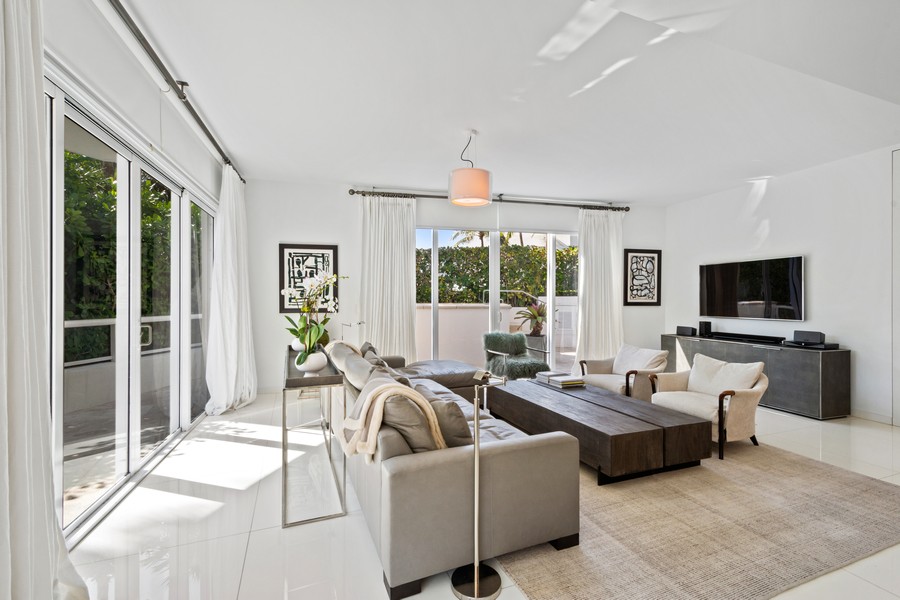 Real Estate Photography - 50 south point dr th1 n, Miami Beach, FL, 33139 - Living Room