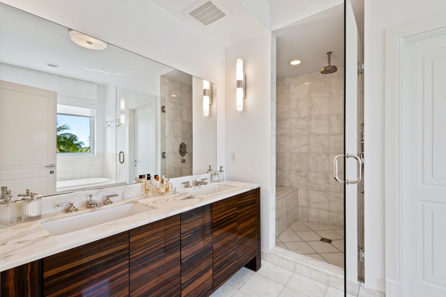 Real Estate Photography - 50 south point dr th1 n, Miami Beach, FL, 33139 - Primary Bathroom