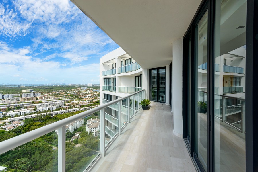 Real Estate Photography - 4000 Island Blvd #PH1, Aventura, FL, 33160 - Terrace