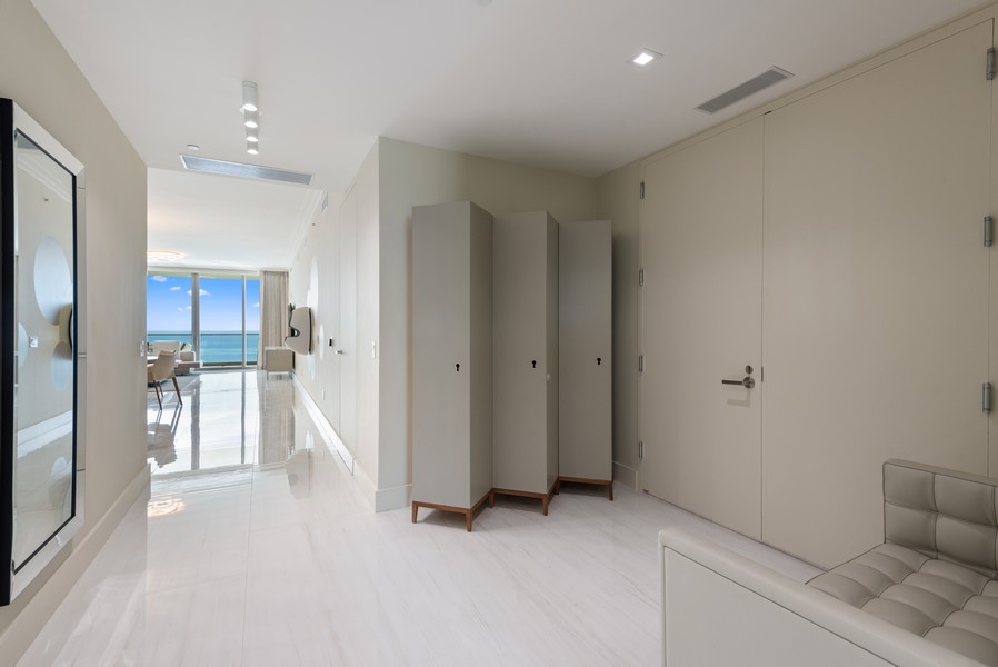 Real Estate Photography - 18975 Collins Ave. #1803, Sunny Isles, FL, 33160 - Foyer