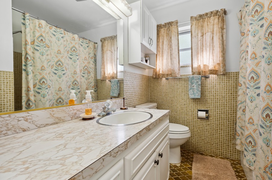 Real Estate Photography - 2901 NE 55th Place, Fort Lauderdale, FL, 33308 - 2nd Bathroom