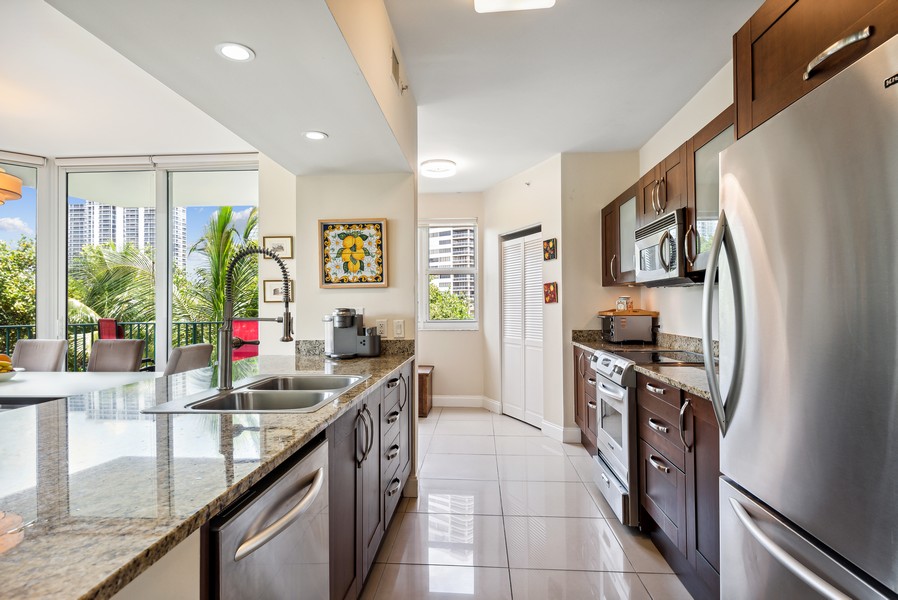 Real Estate Photography - 20000 E Country Club Dr #310, Aventura, FL, 33180 - Kitchen