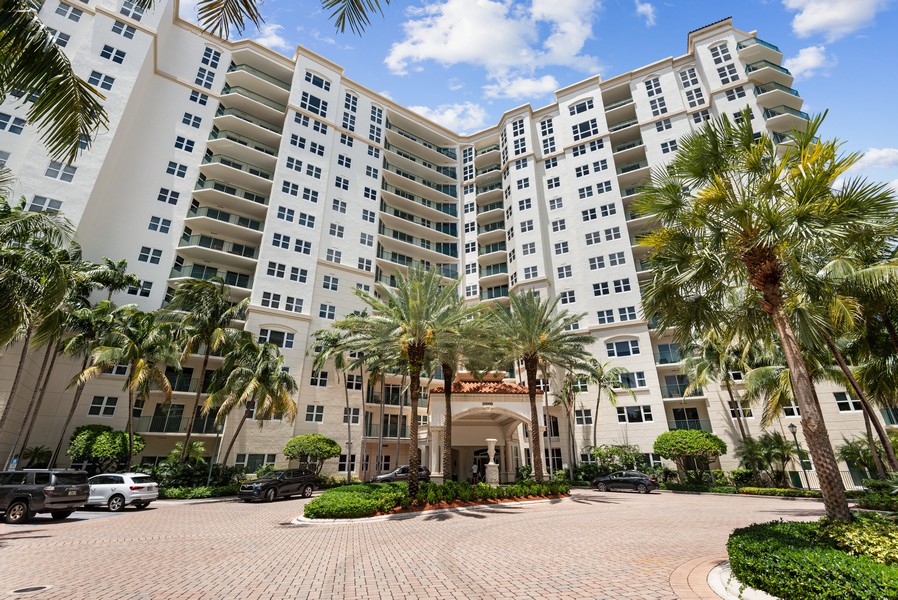 Real Estate Photography - 20000 E Country Club Dr #310, Aventura, FL, 33180 - Front View