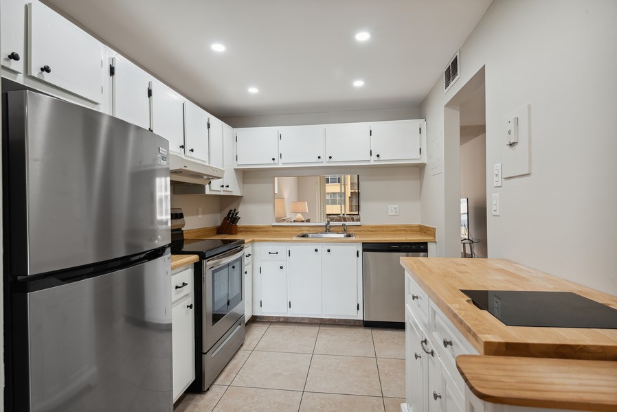Real Estate Photography - 777 S federal Hwy H202, Pompano Beach, FL, 33062 - Kitchen