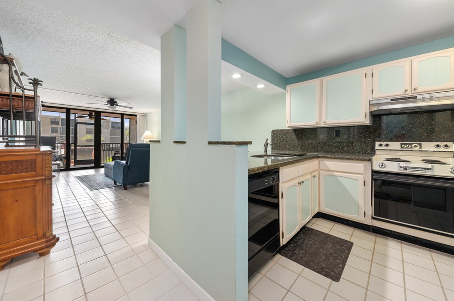 Real Estate Photography - 9 Royal Palm Way 1030, Boca Raton, FL, 33432 - Entryway