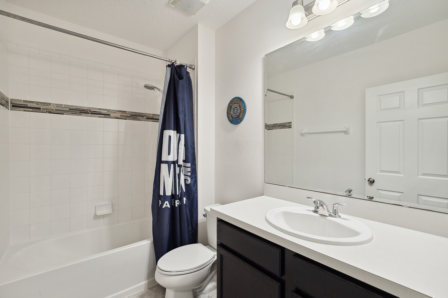 Real Estate Photography - 26026 Meadow Breeze Lane, Leesburg, FL, 34748 - 2nd Bathroom