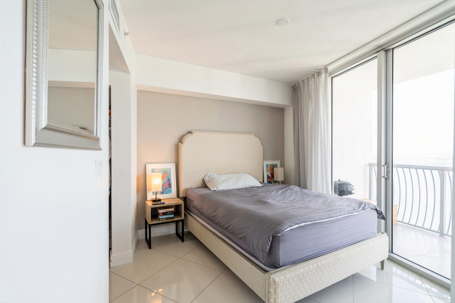 Real Estate Photography - 1750 N Bayshore Dr Apt 4802, Miami, FL, 33132 - 