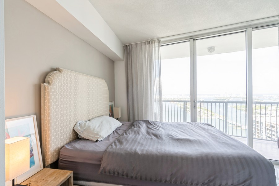 Real Estate Photography - 1750 N Bayshore Dr Apt 4802, Miami, FL, 33132 - 