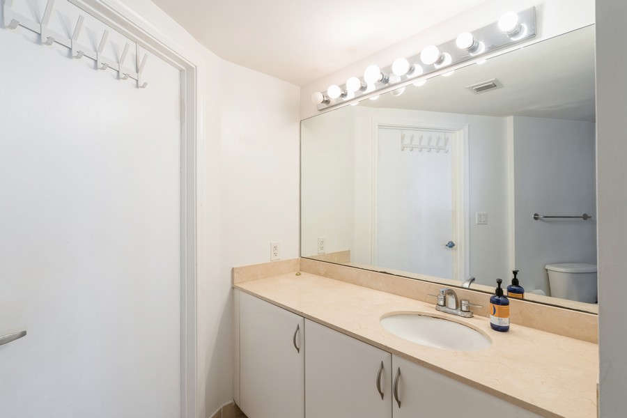 Real Estate Photography - 1750 N Bayshore Dr Apt 4802, Miami, FL, 33132 - 