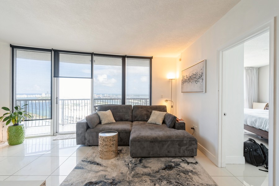 Real Estate Photography - 1750 N Bayshore Dr Apt 4802, Miami, FL, 33132 - 