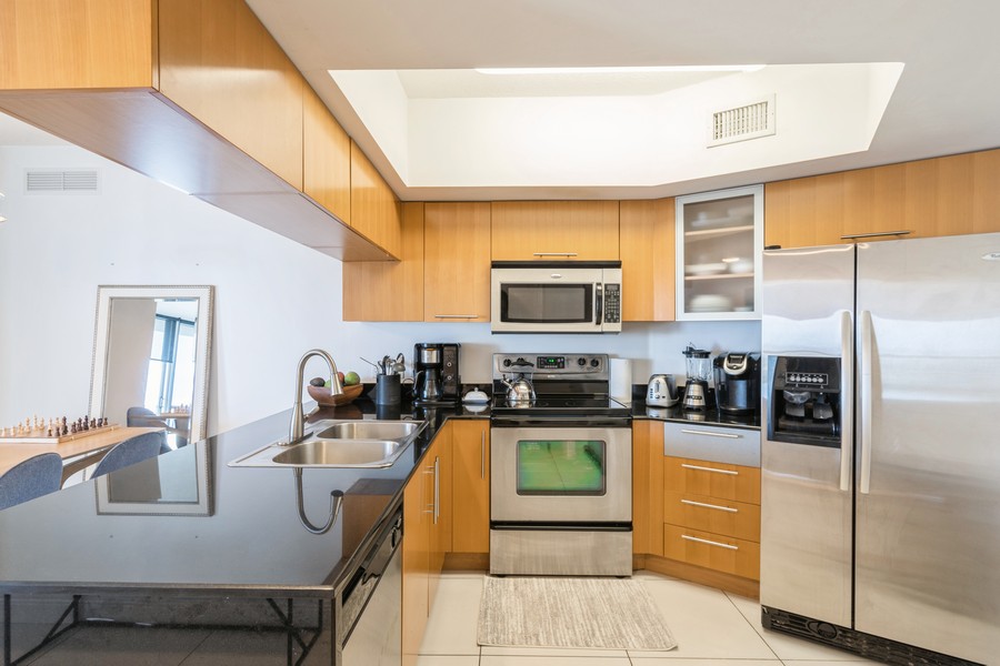 Real Estate Photography - 1750 N Bayshore Dr Apt 4802, Miami, FL, 33132 - 