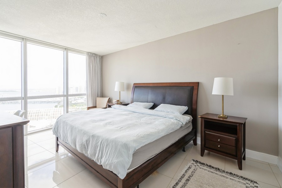 Real Estate Photography - 1750 N Bayshore Dr Apt 4802, Miami, FL, 33132 - 