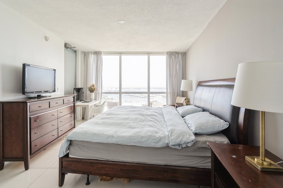 Real Estate Photography - 1750 N Bayshore Dr Apt 4802, Miami, FL, 33132 - 