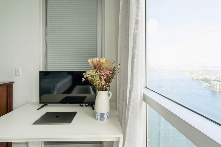 Real Estate Photography - 1750 N Bayshore Dr Apt 4802, Miami, FL, 33132 - 