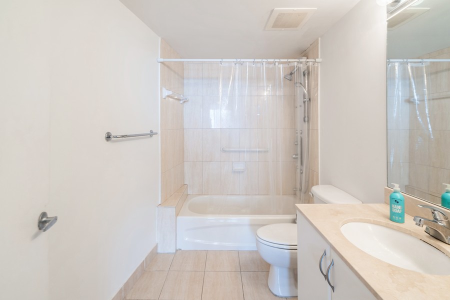Real Estate Photography - 1750 N Bayshore Dr Apt 4802, Miami, FL, 33132 - 