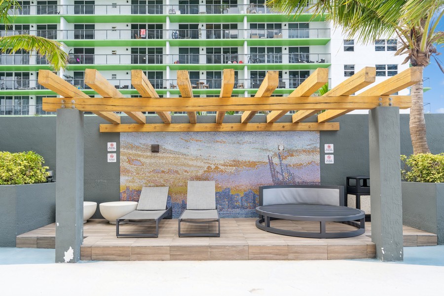 Real Estate Photography - 1750 N Bayshore Dr Apt 4802, Miami, FL, 33132 - 