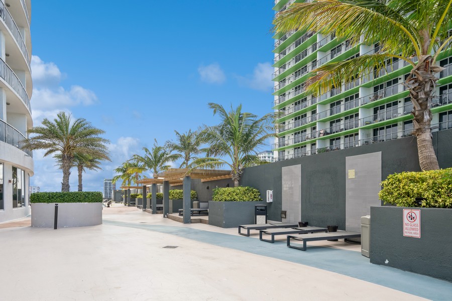Real Estate Photography - 1750 N Bayshore Dr Apt 4802, Miami, FL, 33132 - 